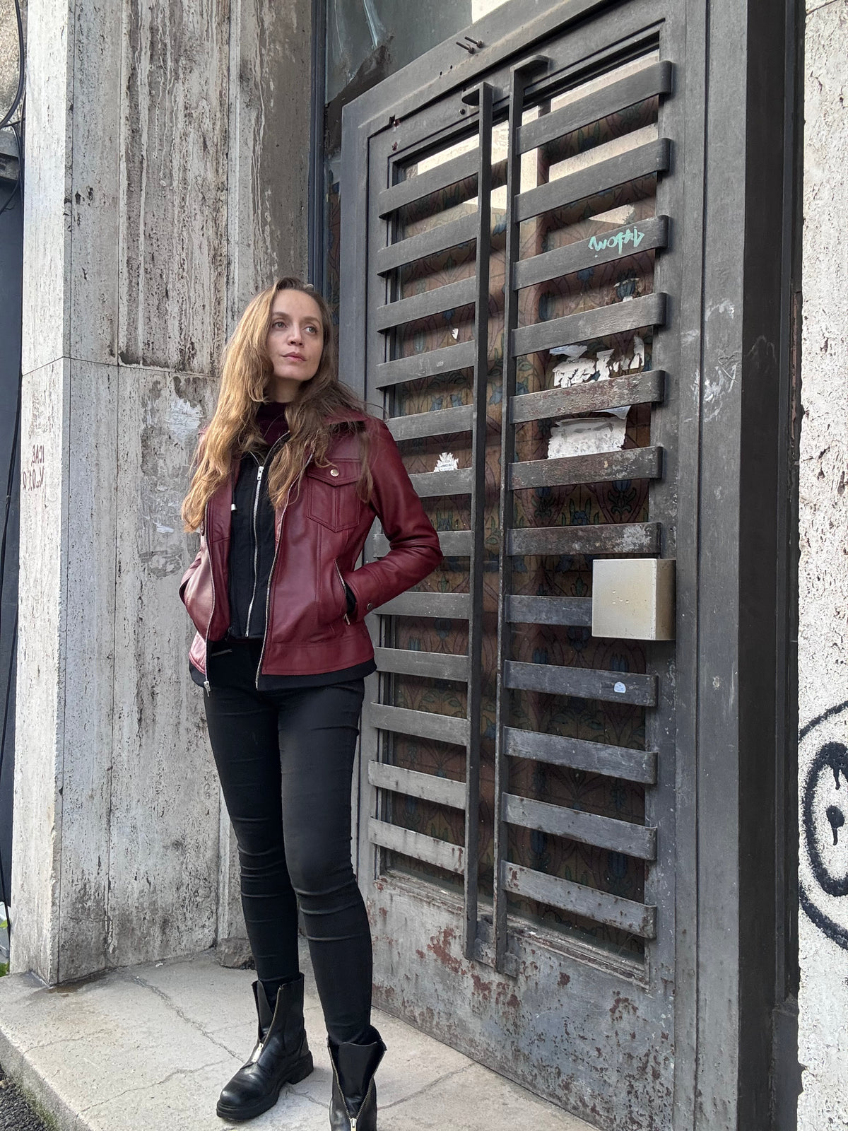 Blouson en cuir bordeaux véritable dans une lumière douce d'automne